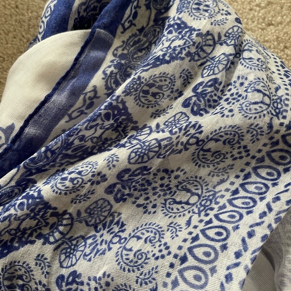 Blue and white patterned infinity scarf - Picture 2 of 2